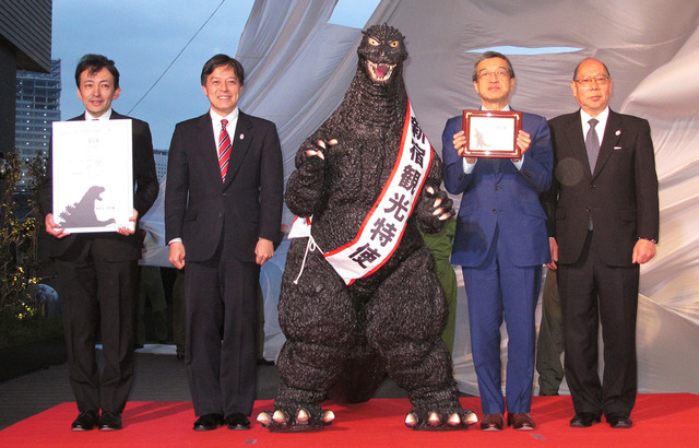   新宿・歌舞伎町にゴジラが！！「ゴジラヘッド」お披露目点灯式